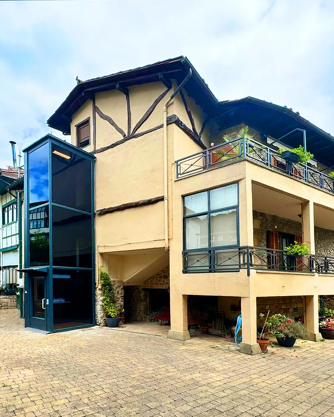 Ascensor Aritco HomeLift Access de cristal en antracita · Vivienda unifamiliar con ascensor exterior en Vizcaya · vista general
