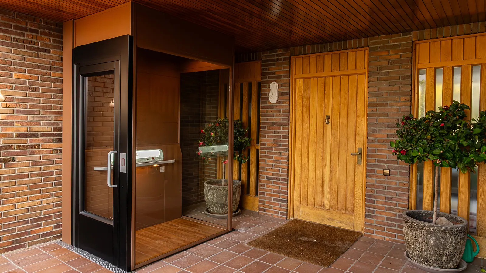 Ascensor Aritco HomeLift Access de cristal y paneles en bronce y negro · Vivienda unifamiliar en Galapagar · vista general