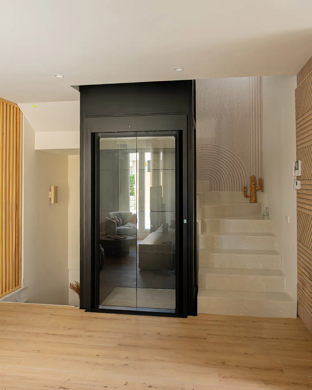 Ascensor Aritco HomeLift Compact de cristal y paneles en antracita · Vivienda unifamiliar en Salamanca · vista general