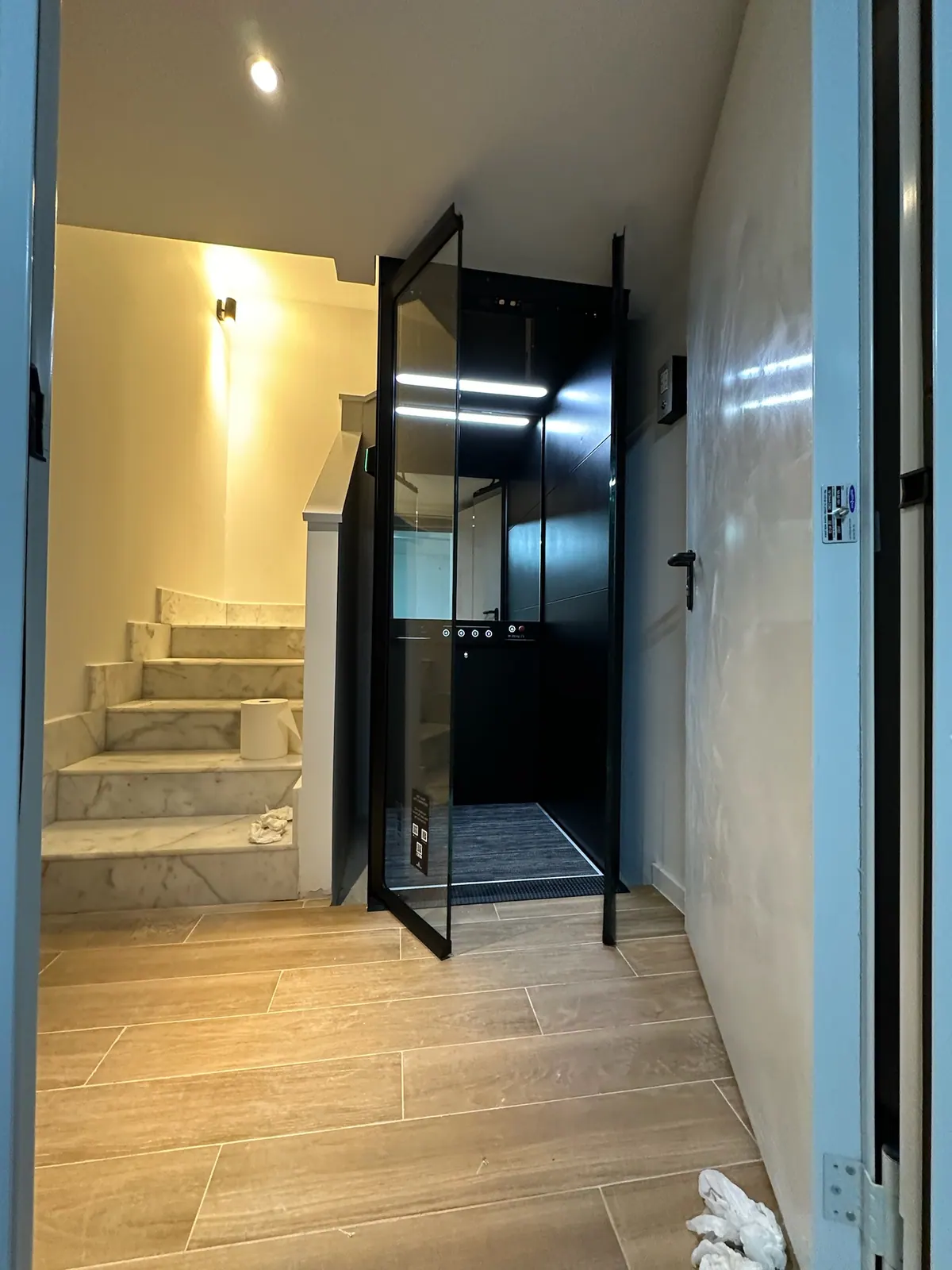 Ascensor Aritco HomeLift Compact de cristal y paneles en negro · Vivienda unifamiliar en Madrid con ascensor negro · vista general