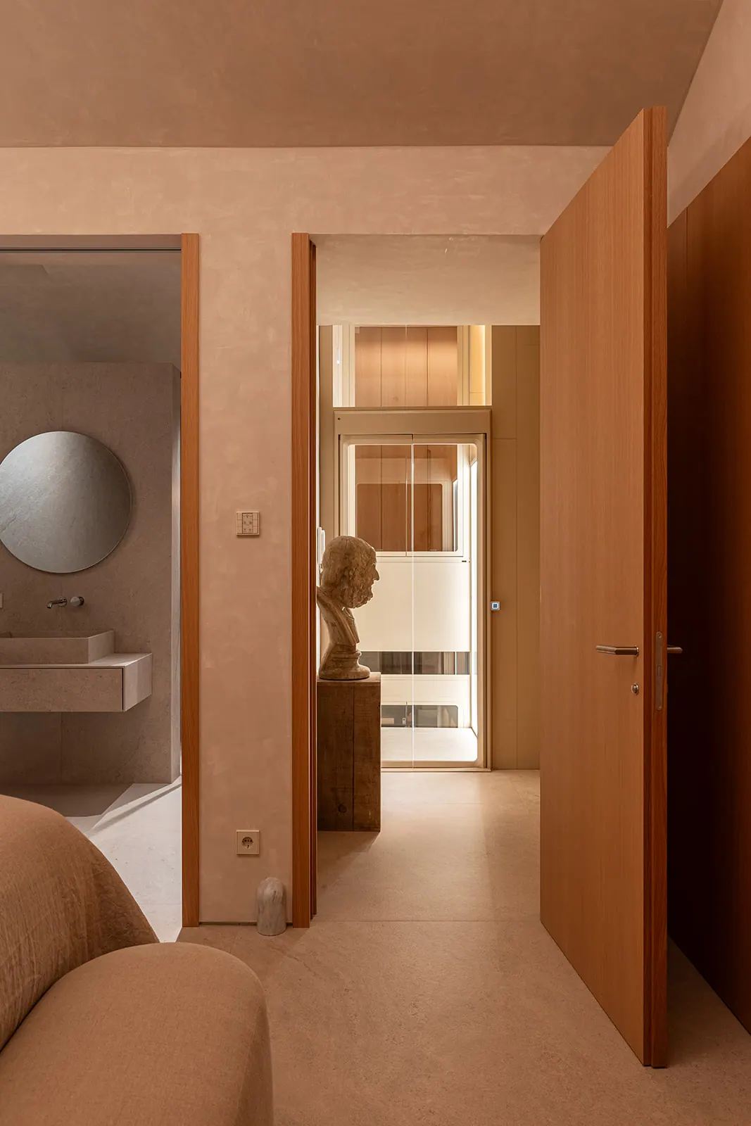 Ascensor Aritco HomeLift de cristal y paneles en champagne · Vivienda unifamiliar con DesignWall personalizado en Madrid · vista general