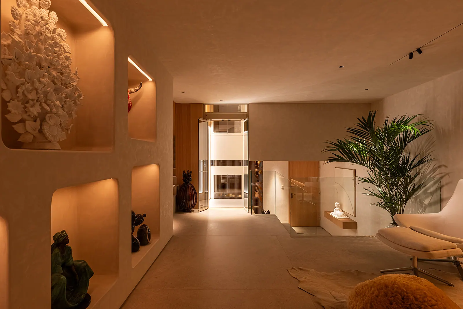 Ascensor Aritco HomeLift de cristal y paneles en champagne · Vivienda unifamiliar con DesignWall personalizado en Madrid · vista general