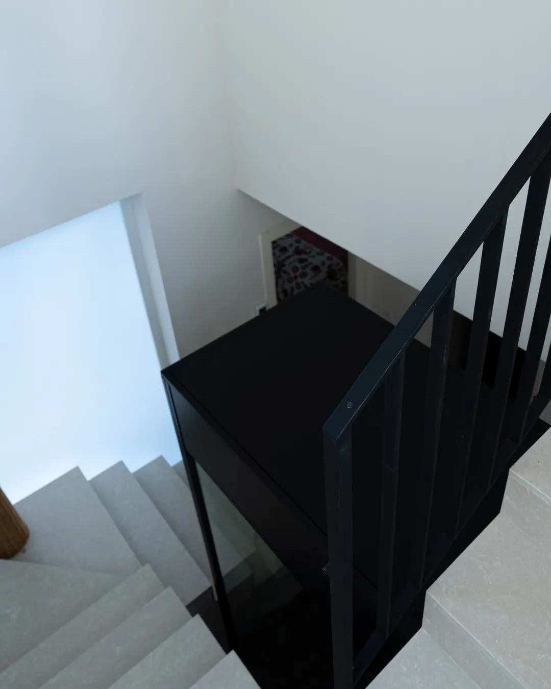 Ascensor Aritco HomeLift Compact de cristal y paneles en antracita · Vivienda unifamiliar en Salamanca · vista general