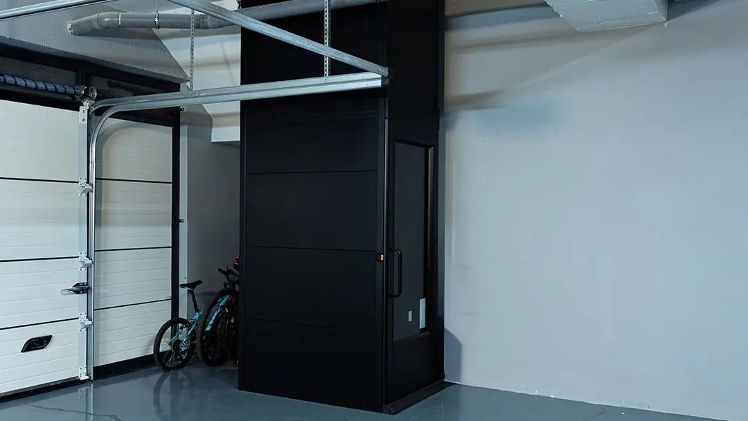 Ascensor Aritco HomeLift Compact de cristal y paneles en antracita · Vivienda unifamiliar en Salamanca · vista general