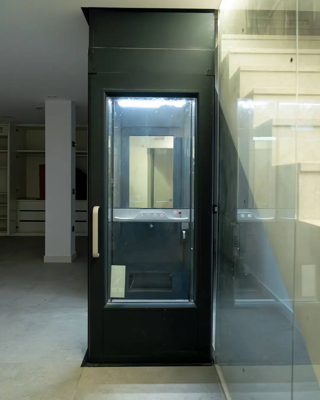 Ascensor Aritco HomeLift Compact de cristal en antracita · Vivienda unifamiliar con escalera volada en Córdoba · vista general