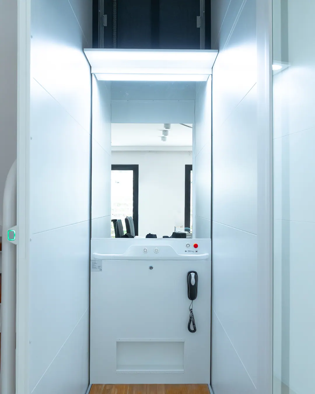 Ascensor Aritco HomeLift Compact de paneles opacos en blanco · Vivienda unifamiliar con parquet natural en Madrid · interior