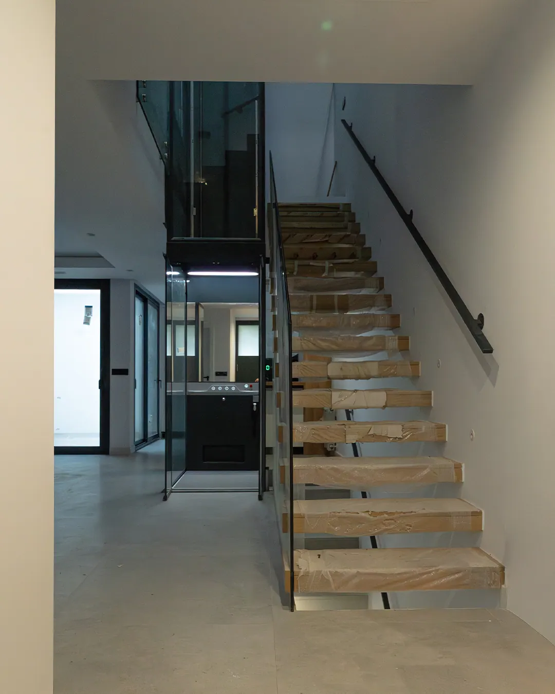 Ascensor Aritco HomeLift Compact de cristal en antracita · Vivienda unifamiliar con escalera volada en Córdoba · vista general
