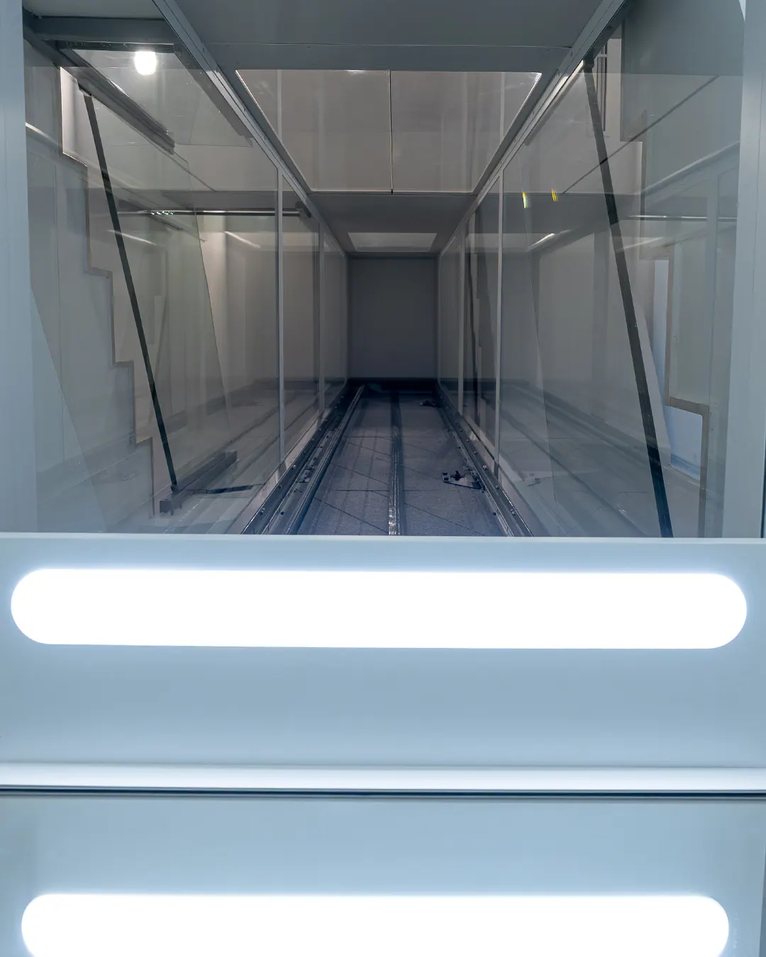 Ascensor Aritco HomeLift Compact de cristal en blanco · Vivienda unifamiliar con escalera de mármol en Boadilla del Monte · interior