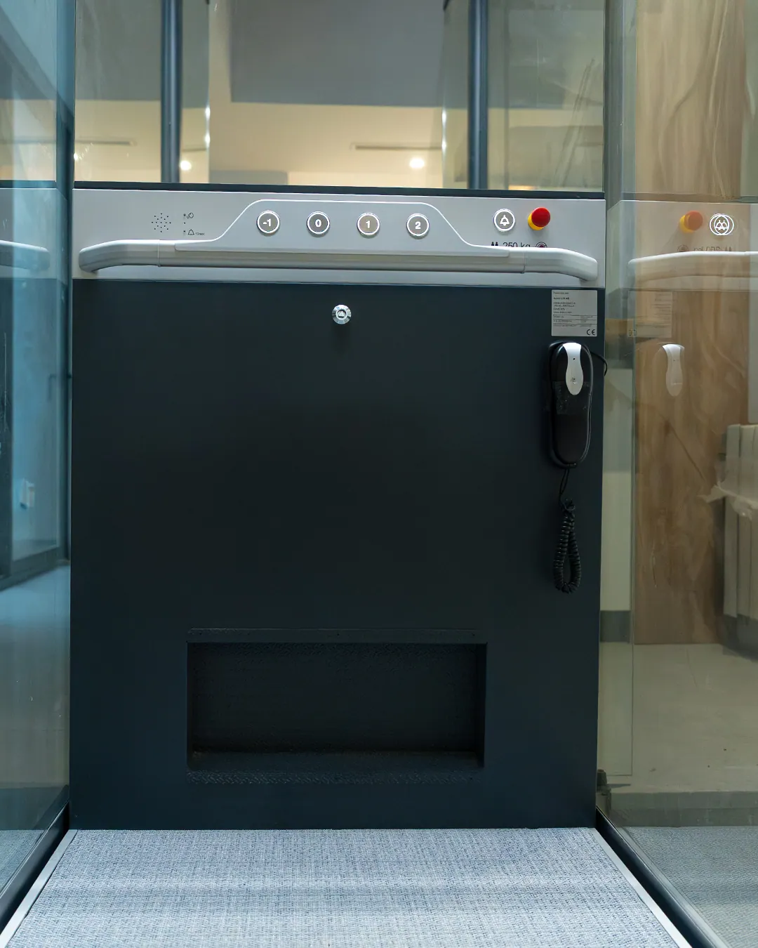 Ascensor Aritco HomeLift Compact de cristal en antracita · Vivienda unifamiliar con escalera volada en Córdoba · interior