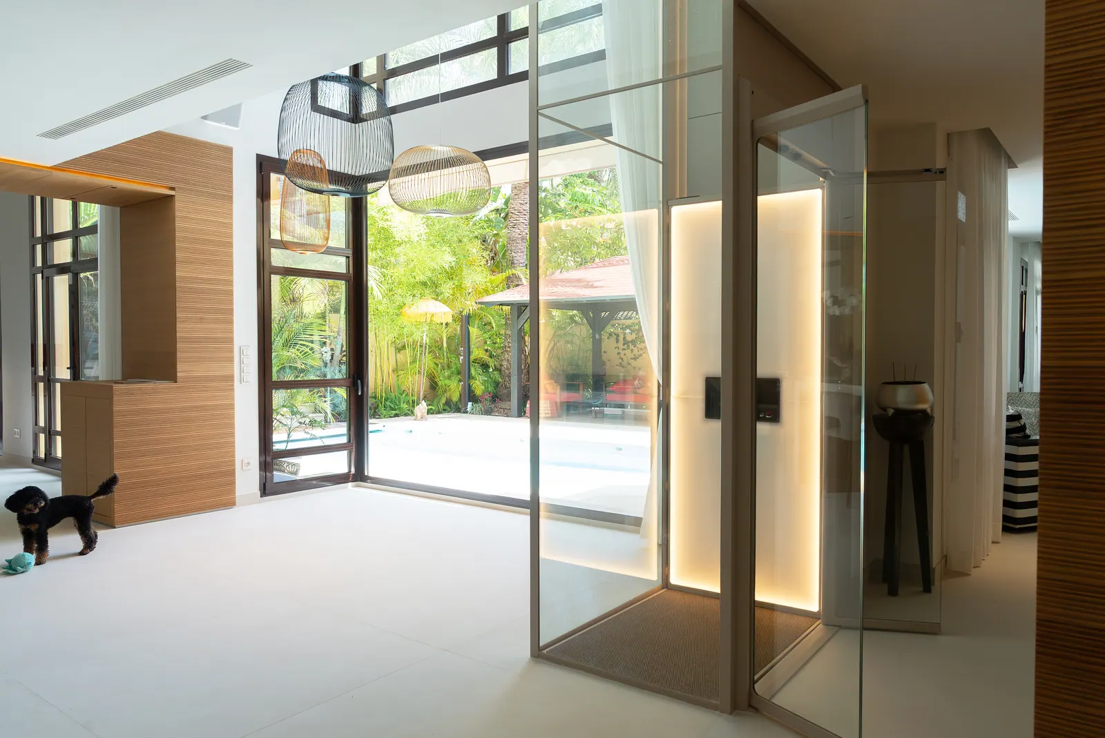 Ascensor Aritco HomeLift de cristal y paneles en champagne · Villa de lujo con piscina en Marbella · vista general