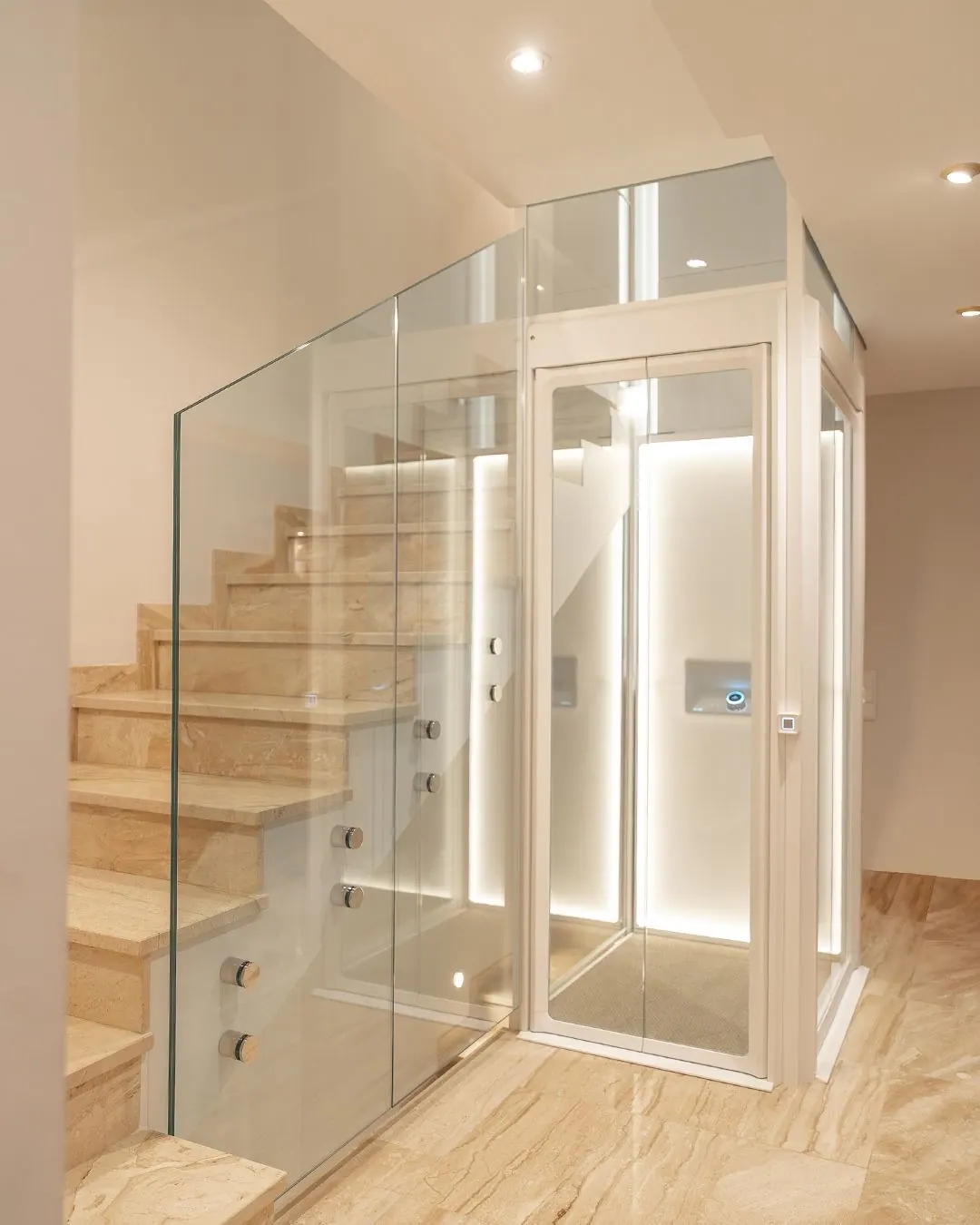 Ascensor Aritco HomeLift de cristal y paneles en blanco · Vivienda unifamiliar señorial en Barcelona · vista general