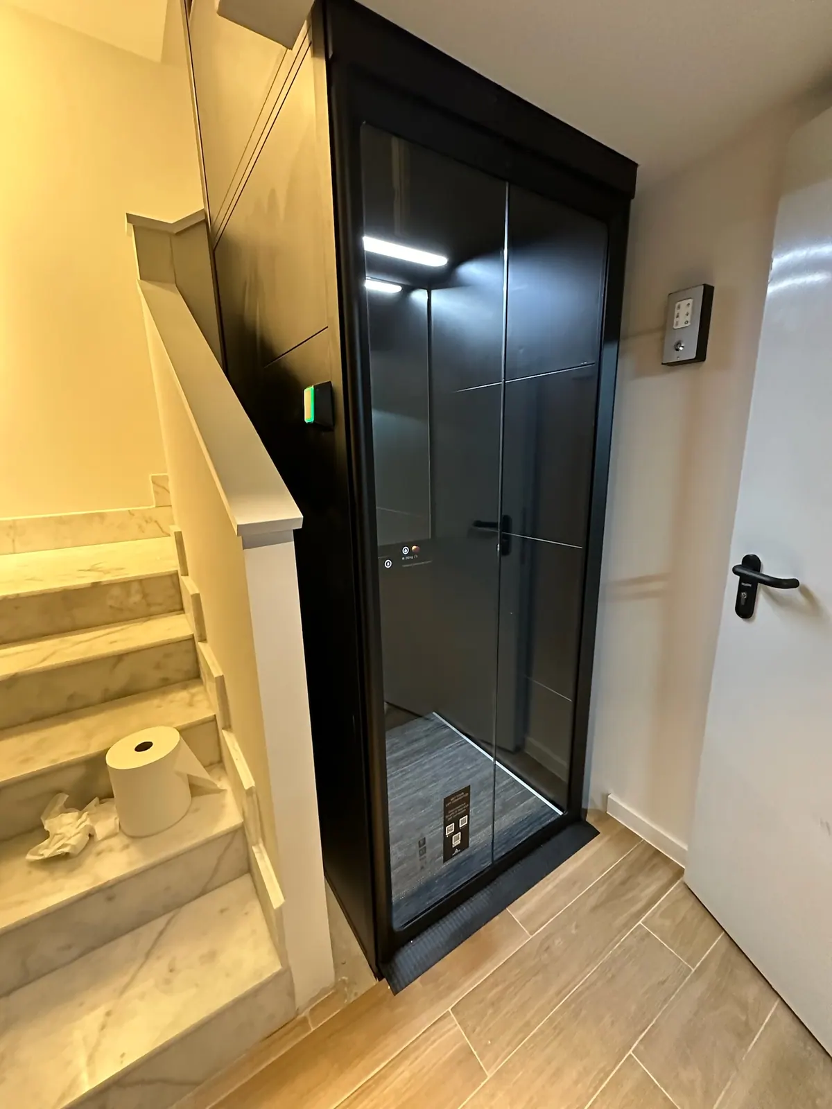 Ascensor Aritco HomeLift Compact de cristal y paneles en negro · Vivienda unifamiliar en Madrid con ascensor negro · vista general