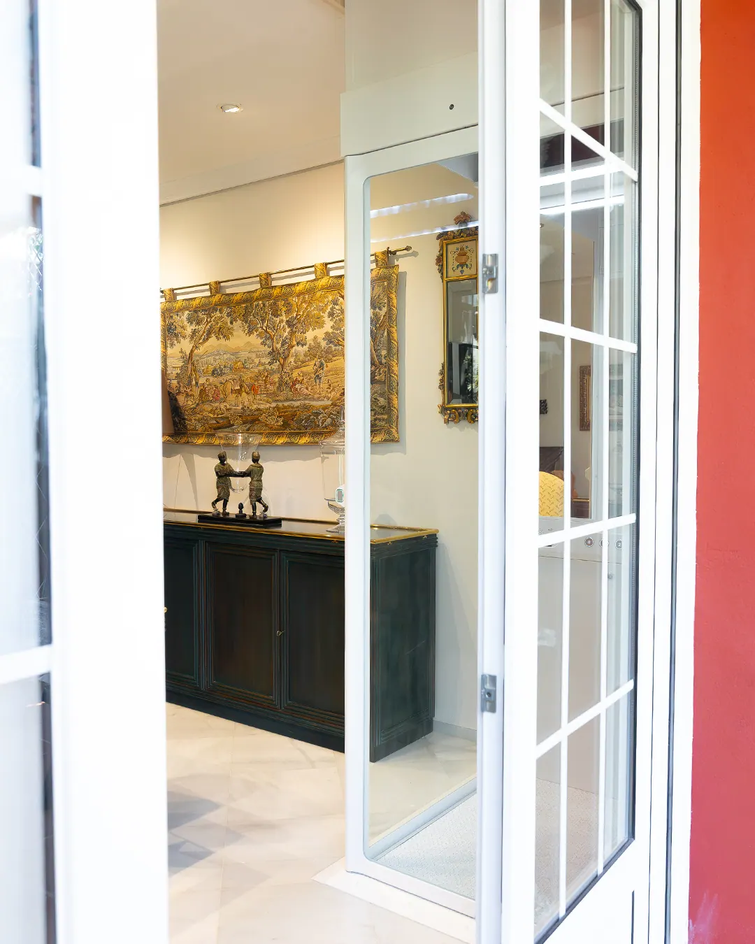 Ascensor Aritco HomeLift Compact de cristal y paneles en blanco · Vivienda unifamiliar con patio en Córdoba · vista general