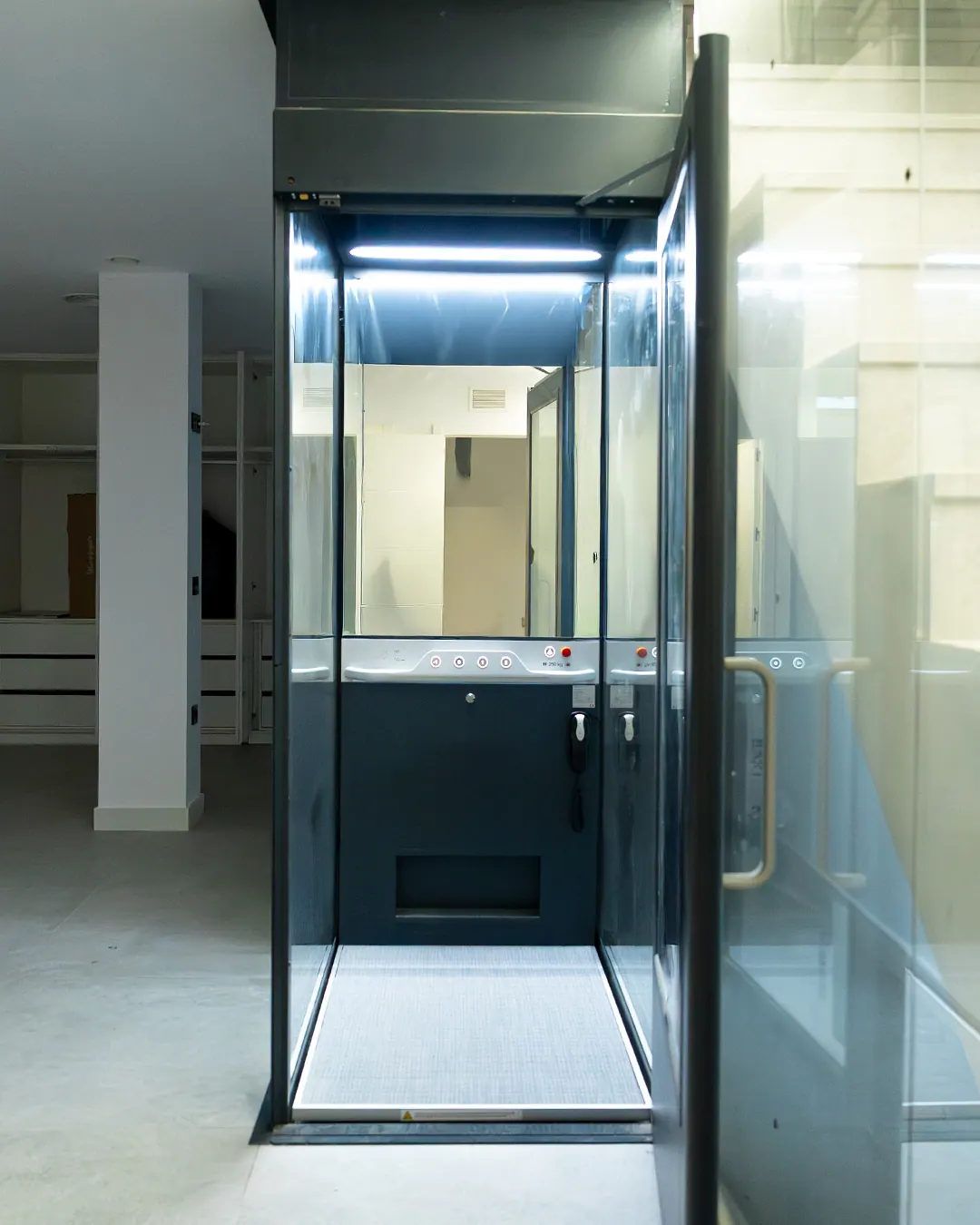 Ascensor Aritco HomeLift Compact de cristal en antracita · Vivienda unifamiliar con escalera volada en Córdoba · vista general