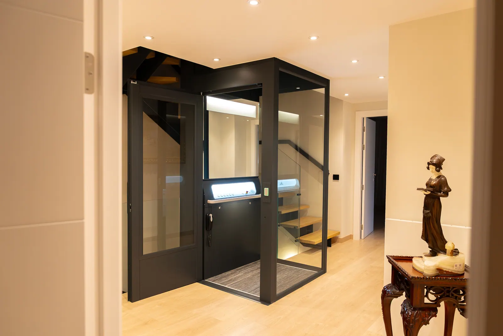 Ascensor Aritco HomeLift Access de cristal y paneles en antracita · Vivienda unifamiliar en Sabadell con escalera de madera · vista general