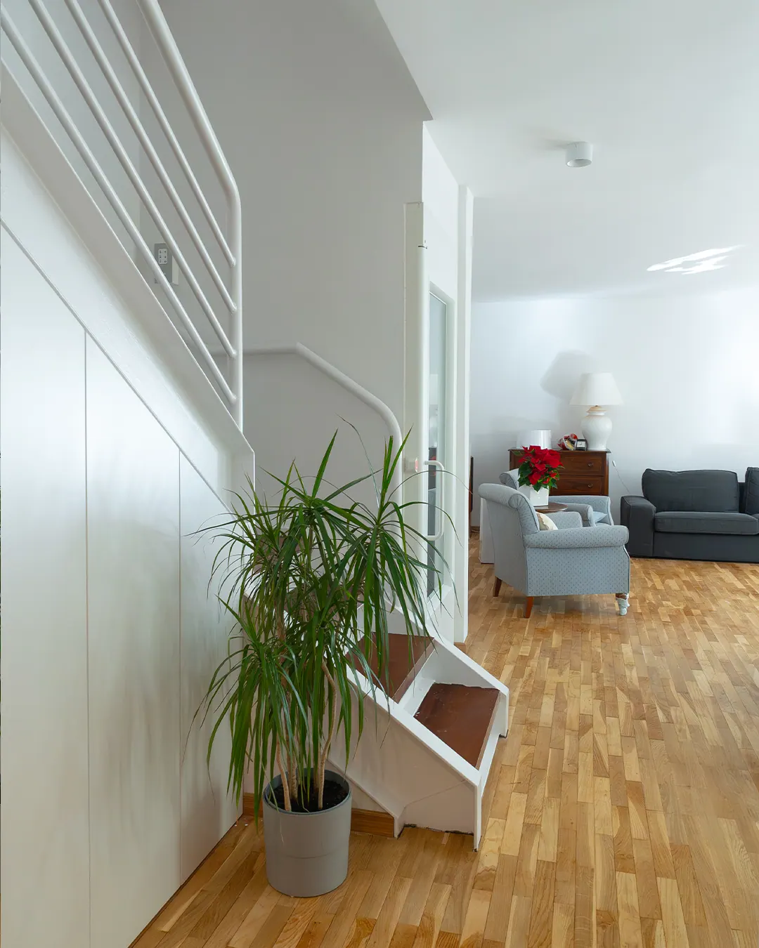 Ascensor Aritco HomeLift Compact de paneles opacos en blanco · Vivienda unifamiliar con parquet natural en Madrid · vista general