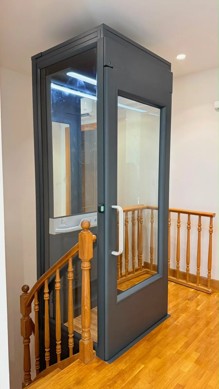 Ascensor Aritco HomeLift Compact de cristal y paneles en antracita · Vivienda unifamiliar en Oviedo · vista general