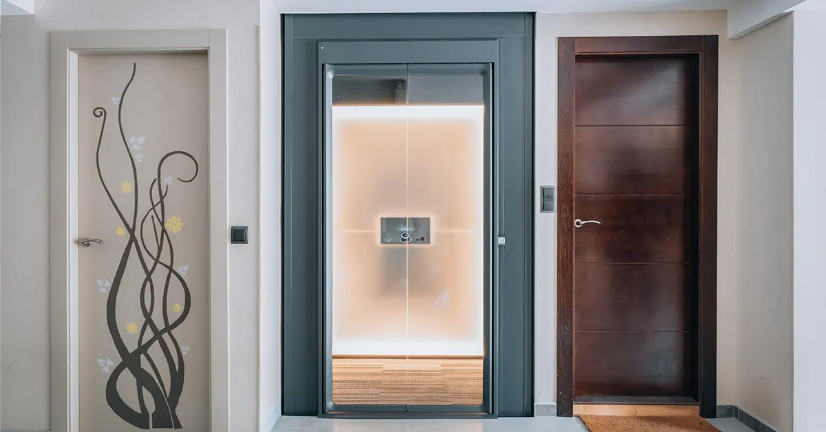 Ascensor Aritco HomeLift de cristal y paneles en antracita · Vivienda unifamiliar en Asturias · vista general