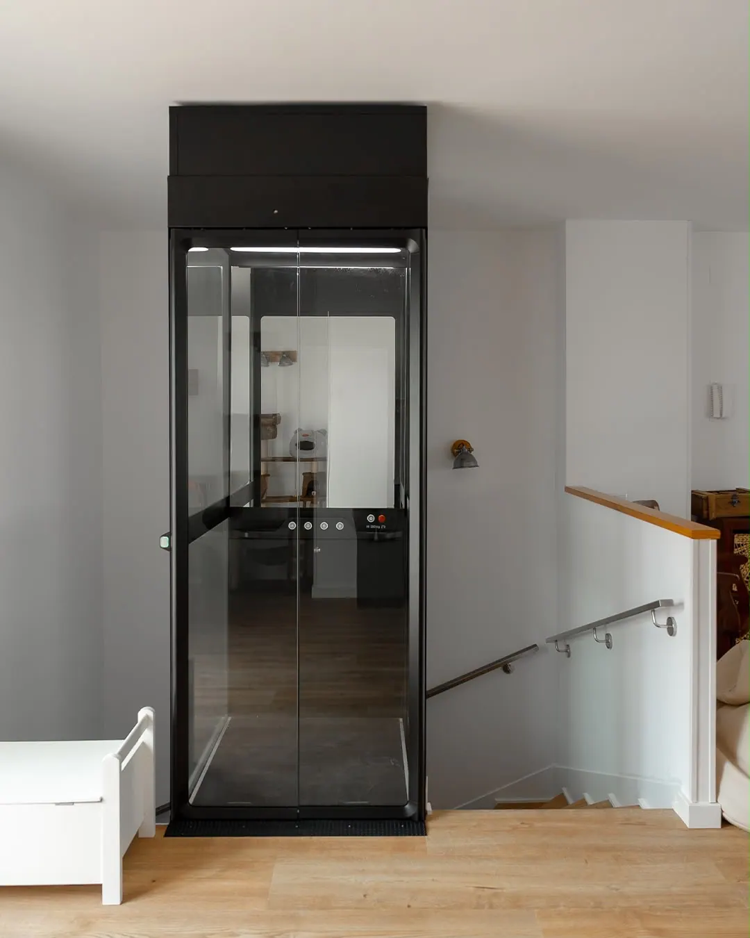 Ascensor Aritco HomeLift Compact de cristal en negro · Vivienda unifamiliar en Sabadell con ascensor junto a la chimenea · vista general