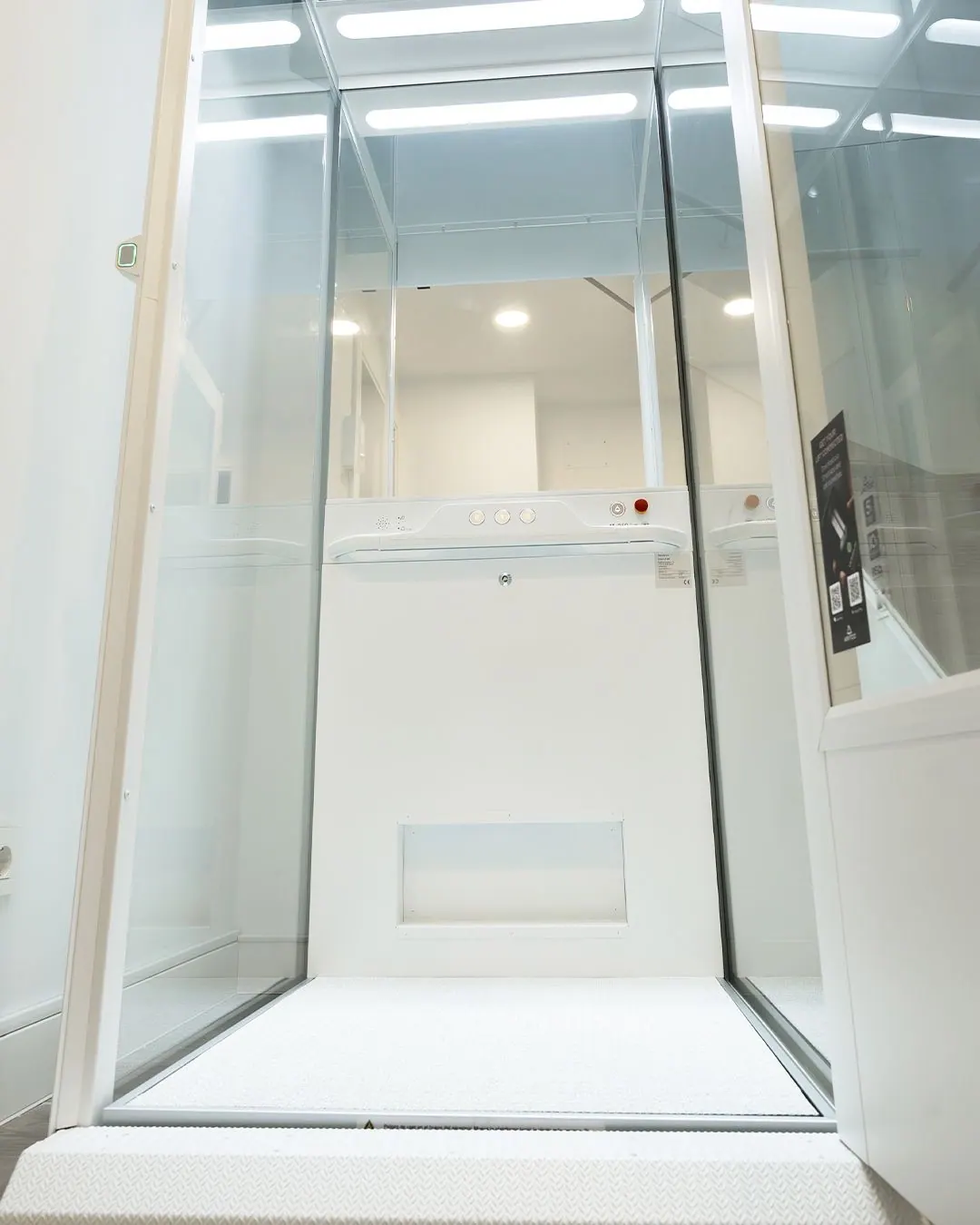 Ascensor Aritco HomeLift Compact de cristal en blanco · Vivienda unifamiliar con escalera de madera en Boadilla del Monte · interior