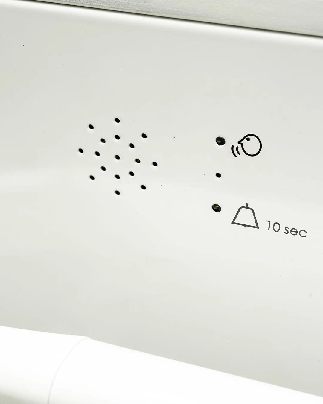 Ascensor Aritco HomeLift Compact de cristal en blanco · Vivienda unifamiliar con escalera de madera en Boadilla del Monte · detalle