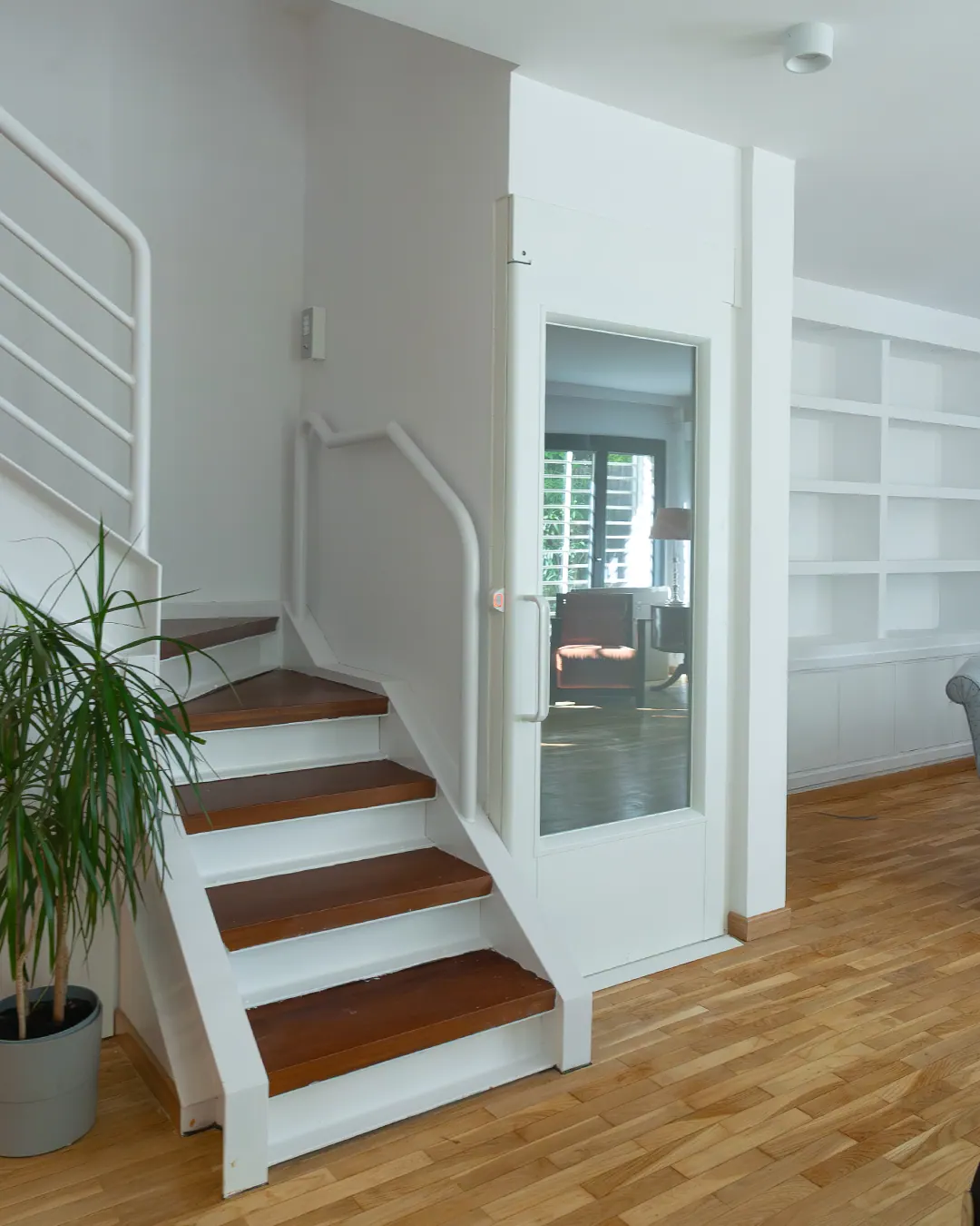 Ascensor Aritco HomeLift Compact de paneles opacos en blanco · Vivienda unifamiliar con parquet natural en Madrid · vista general