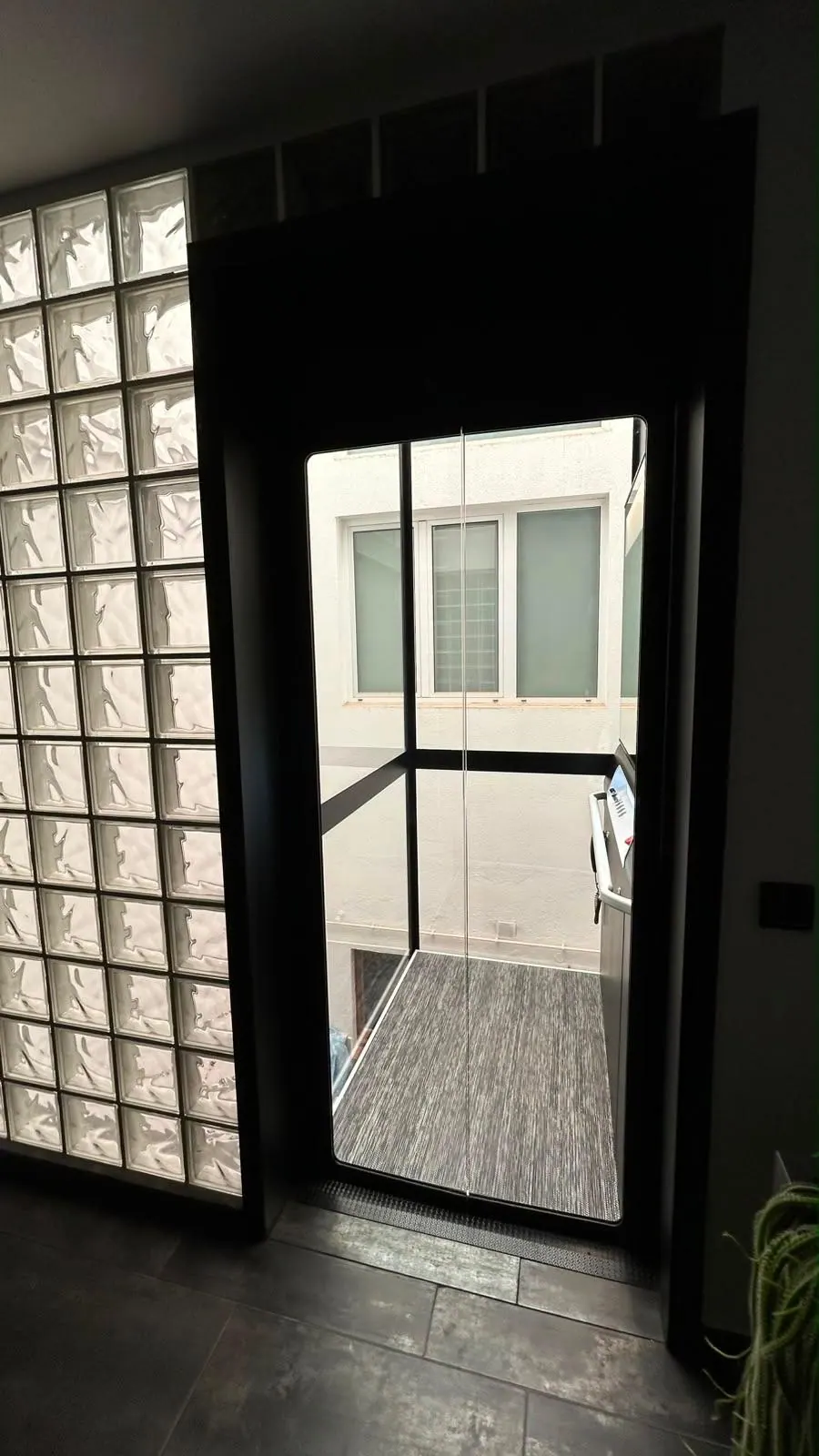 Ascensor Aritco HomeLift Access de cristal en negro · Vivienda unifamiliar en Centelles · vista general