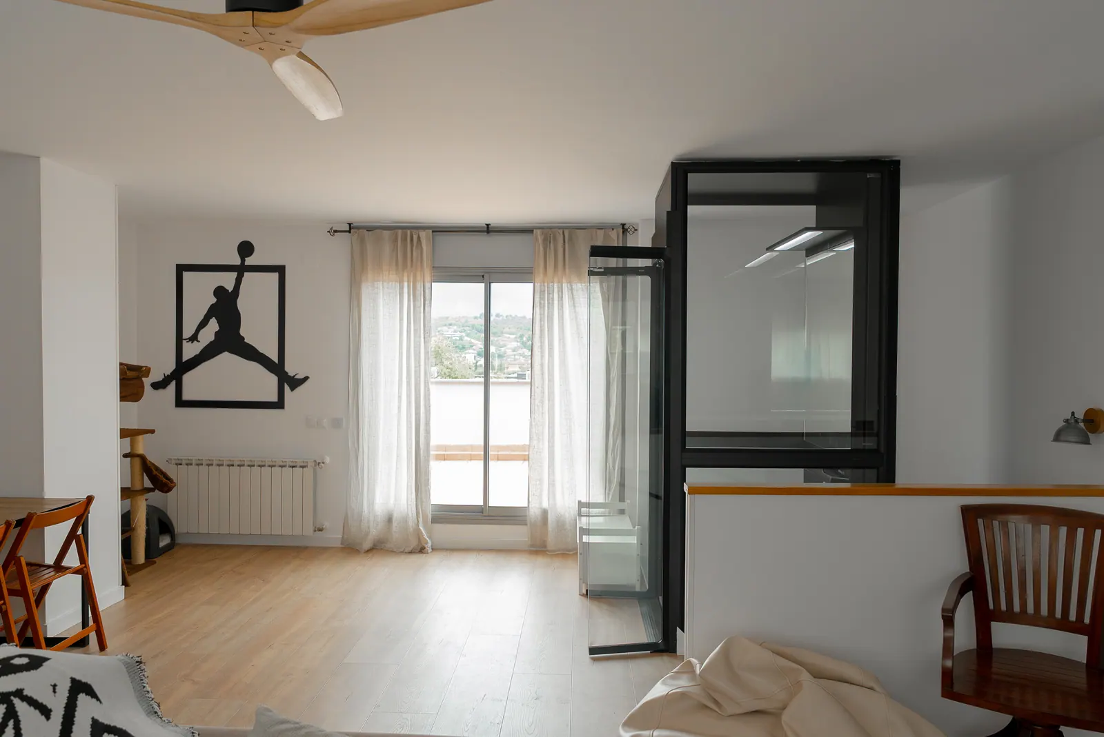 Ascensor Aritco HomeLift Compact de cristal en negro · Vivienda unifamiliar en Sabadell con ascensor junto a la chimenea · vista general