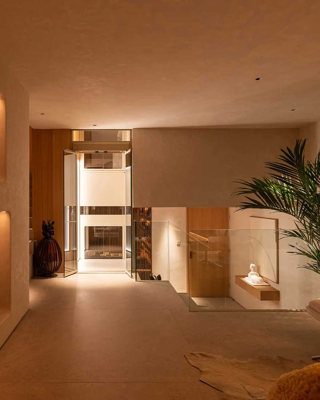 Ascensor Aritco HomeLift de cristal y paneles en champagne · Vivienda unifamiliar con DesignWall personalizado en Madrid · vista general