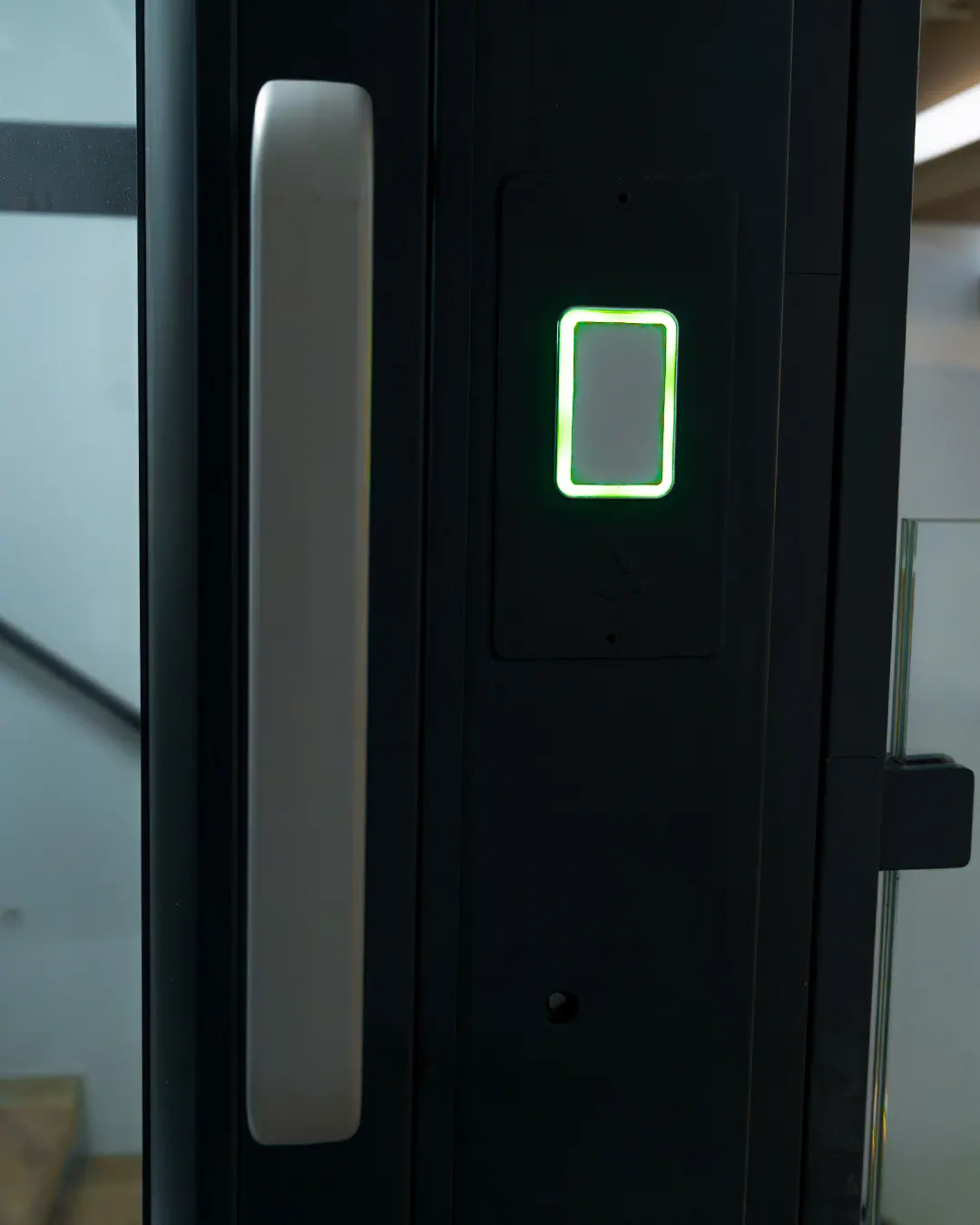 Ascensor Aritco HomeLift Compact de cristal en antracita · Vivienda unifamiliar con escalera volada en Córdoba · detalle