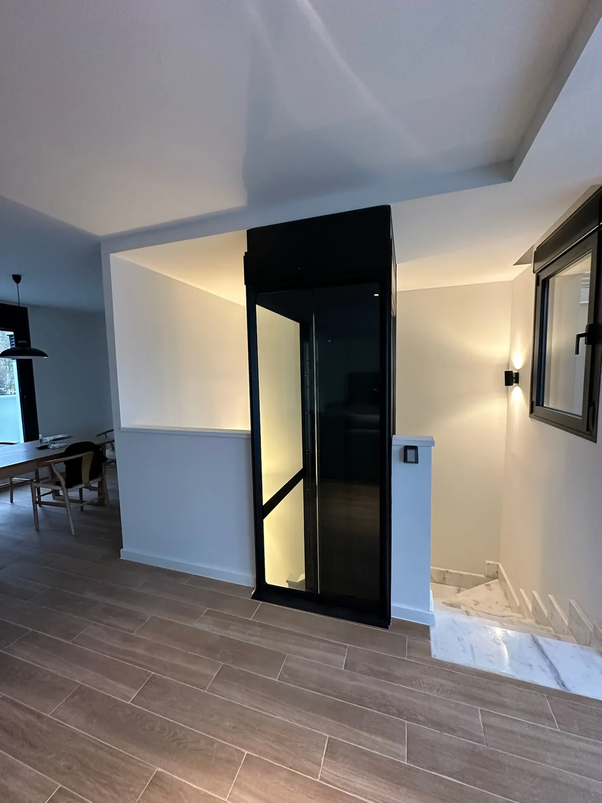 Ascensor Aritco HomeLift Compact de cristal y paneles en negro · Vivienda unifamiliar en Madrid con ascensor negro · vista general