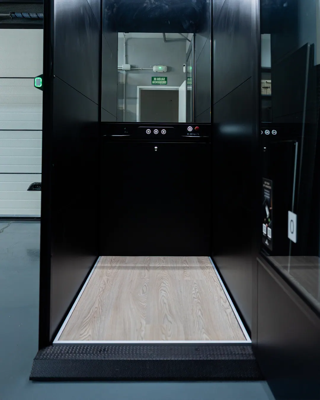 Ascensor Aritco HomeLift Compact de cristal y paneles en antracita · Vivienda unifamiliar en Salamanca · interior