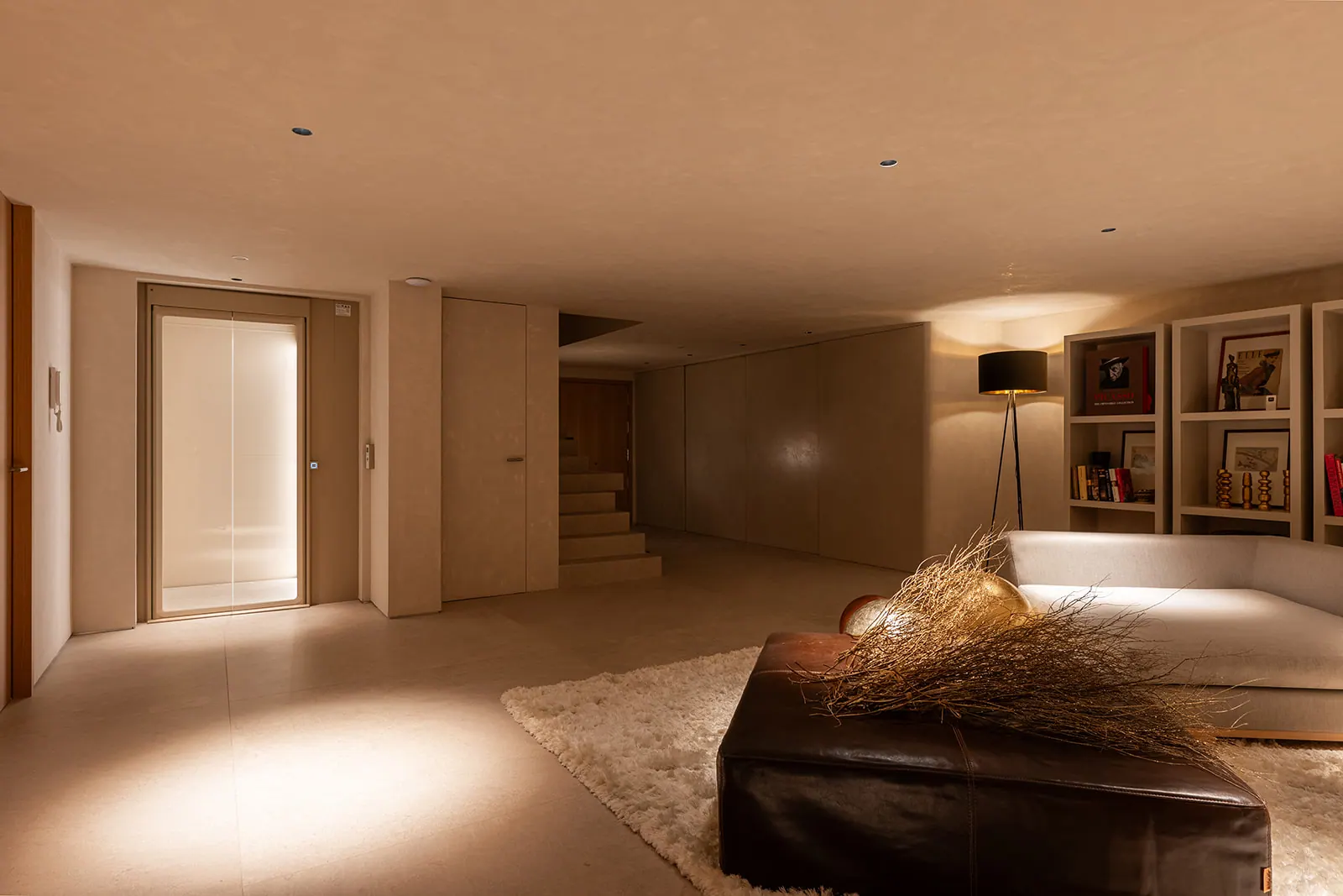 Ascensor Aritco HomeLift de cristal y paneles en champagne · Vivienda unifamiliar con DesignWall personalizado en Madrid · vista general