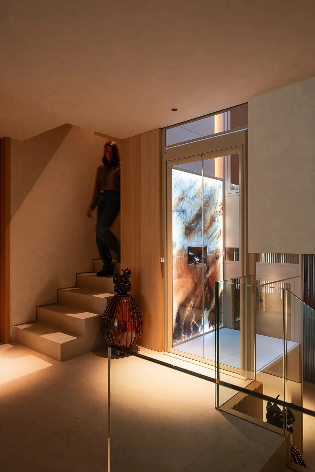 Ascensor Aritco HomeLift de cristal y paneles en champagne · Vivienda unifamiliar con DesignWall personalizado en Madrid · vista general
