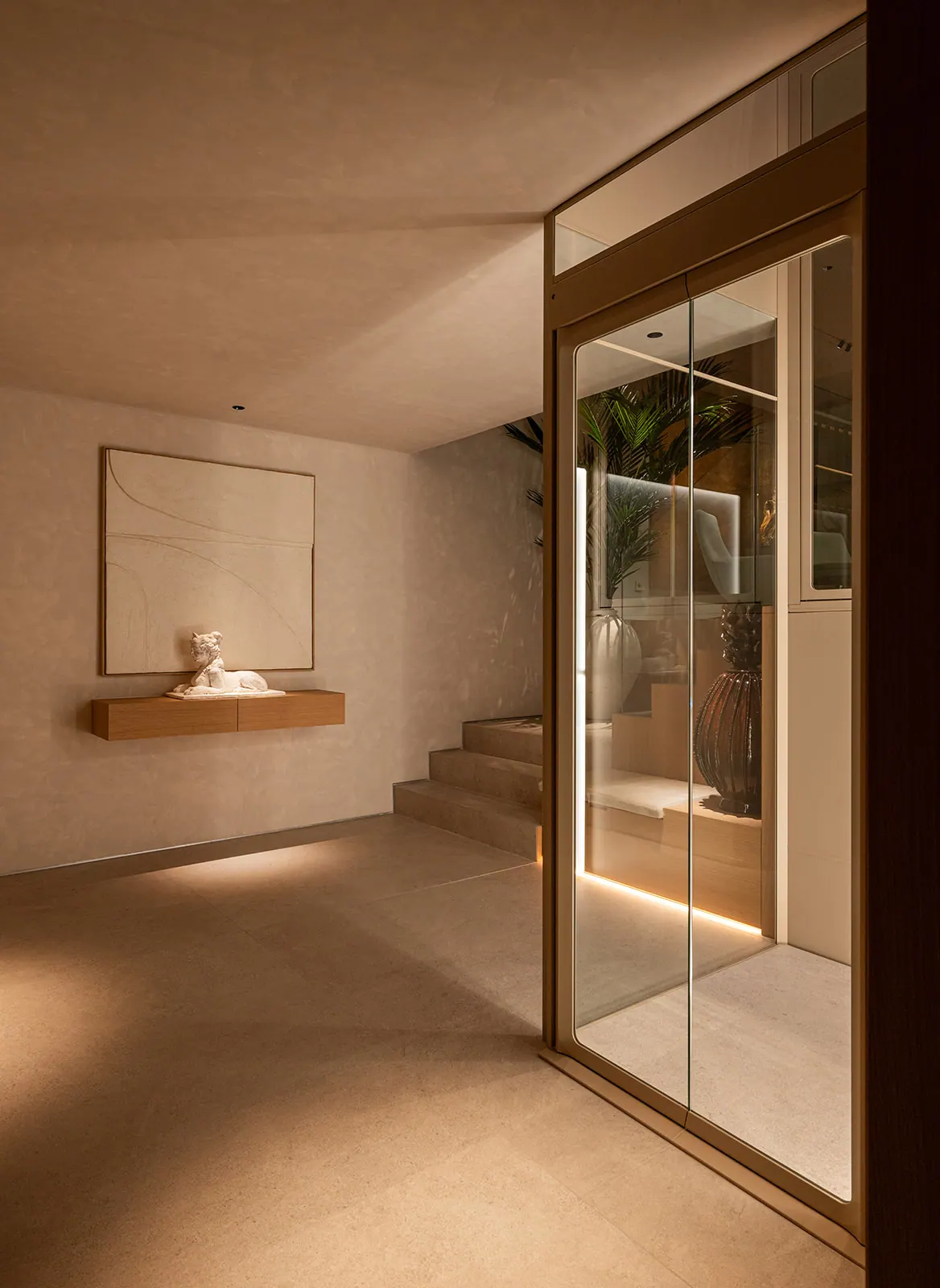 Ascensor Aritco HomeLift de cristal y paneles en champagne · Vivienda unifamiliar con DesignWall personalizado en Madrid · vista general