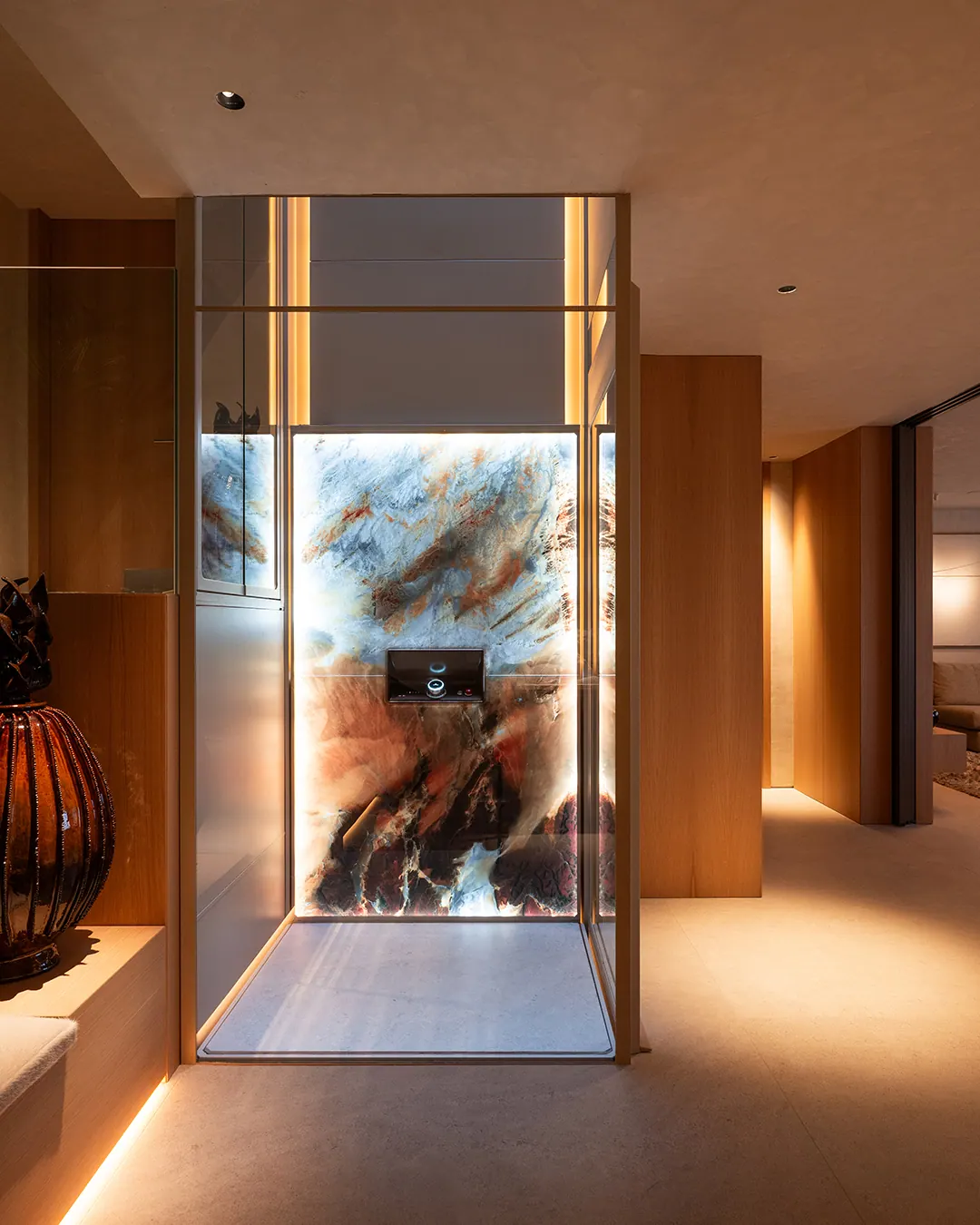 Ascensor Aritco HomeLift de cristal y paneles en champagne · Vivienda unifamiliar con DesignWall a medida en Madrid · vista general