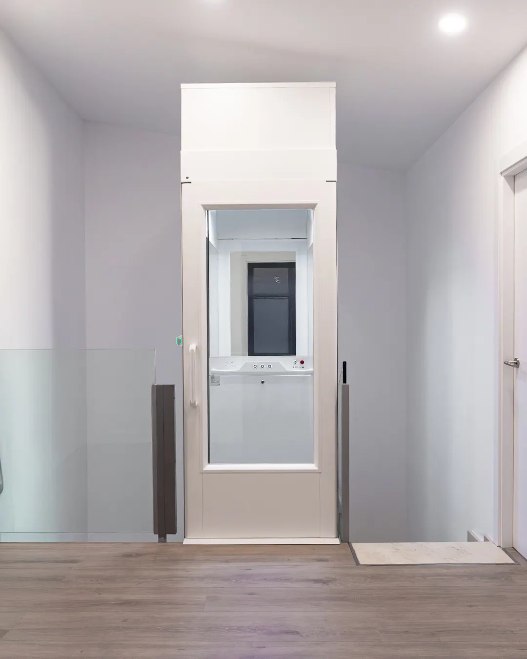 Ascensor Aritco HomeLift Compact de cristal en blanco · Vivienda unifamiliar con escalera de mármol en Boadilla del Monte · vista general
