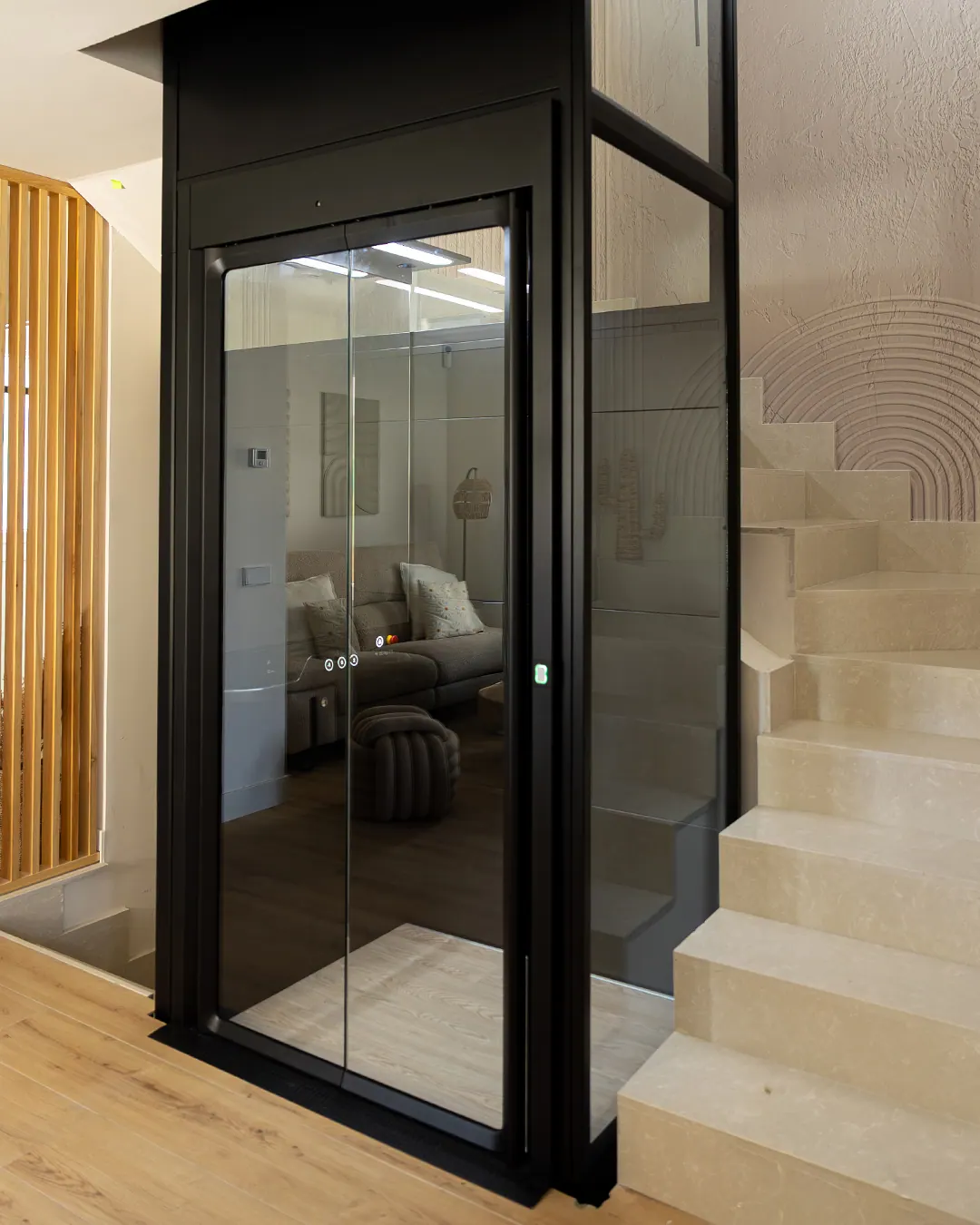 Ascensor Aritco HomeLift Compact de cristal y paneles en negro · Vivienda unifamiliar en Santa Marta de Tormes · vista general