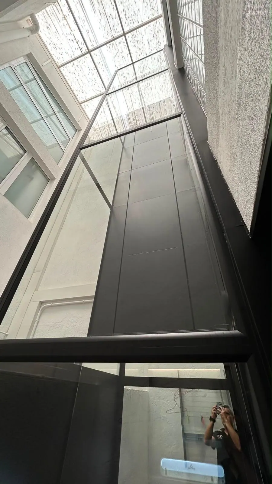 Ascensor Aritco HomeLift Access de cristal en negro · Vivienda unifamiliar en Centelles · vista general