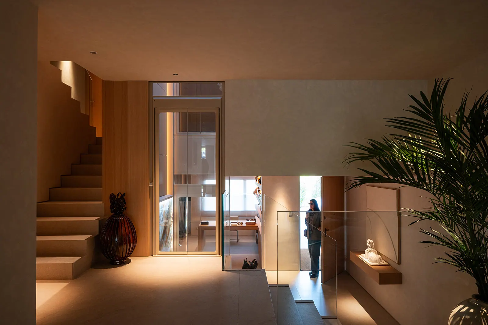 Ascensor Aritco HomeLift de cristal y paneles en champagne · Vivienda unifamiliar con DesignWall personalizado en Madrid · vista general