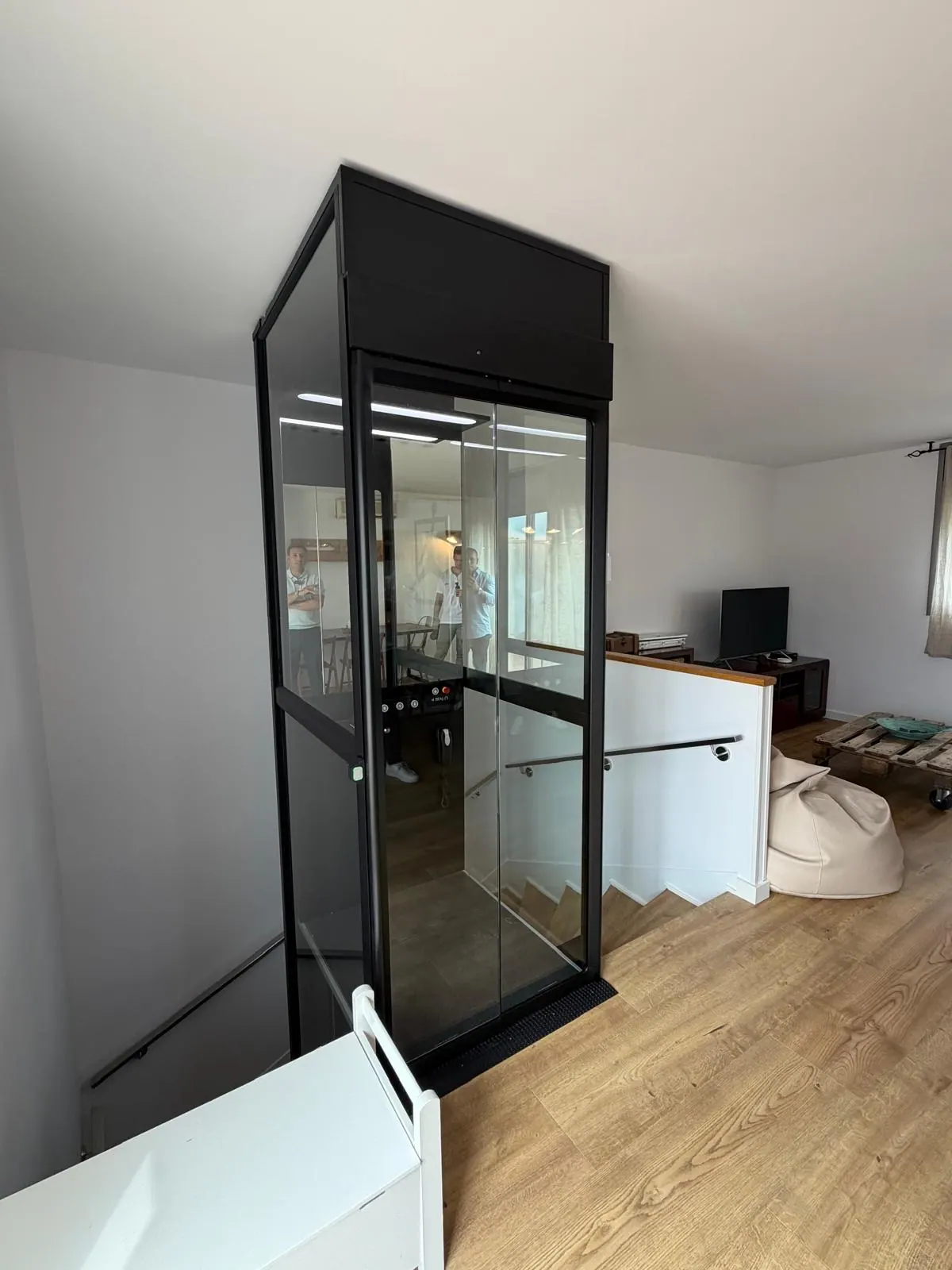 Ascensor Aritco HomeLift Compact de cristal en negro · Vivienda unifamiliar en Sabadell con ascensor junto a la chimenea · vista general
