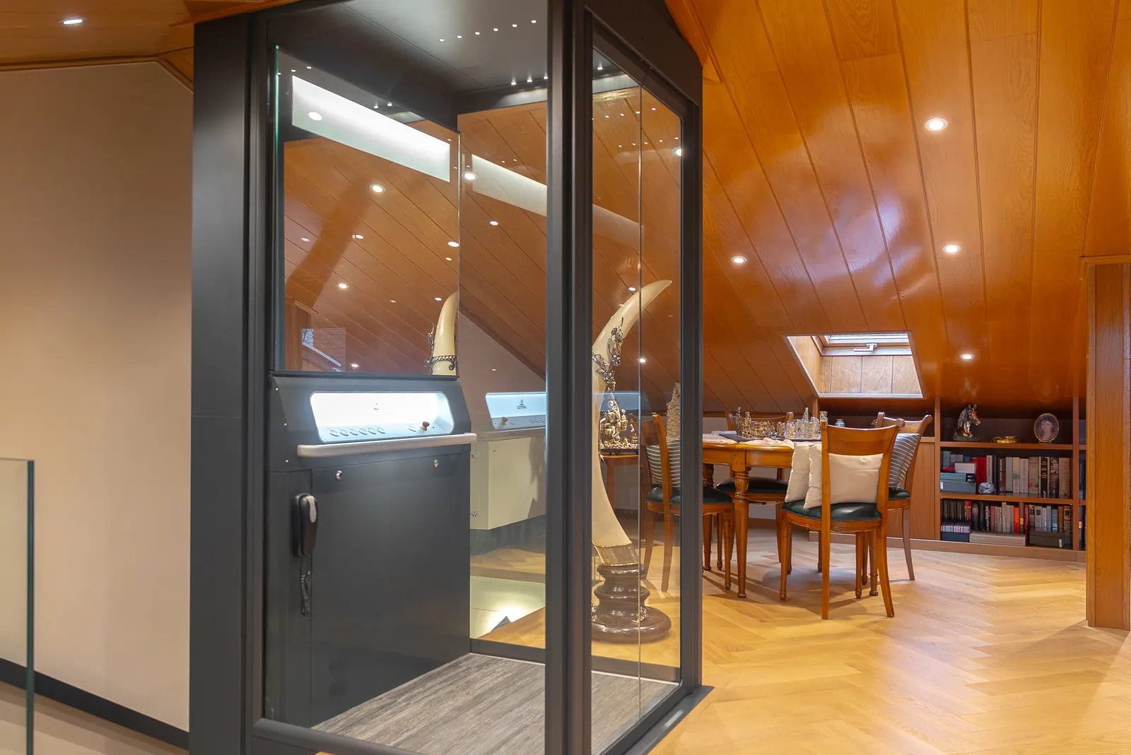 Ascensor Aritco HomeLift Access de cristal y paneles en antracita · Vivienda unifamiliar en Sabadell con escalera de madera · vista general