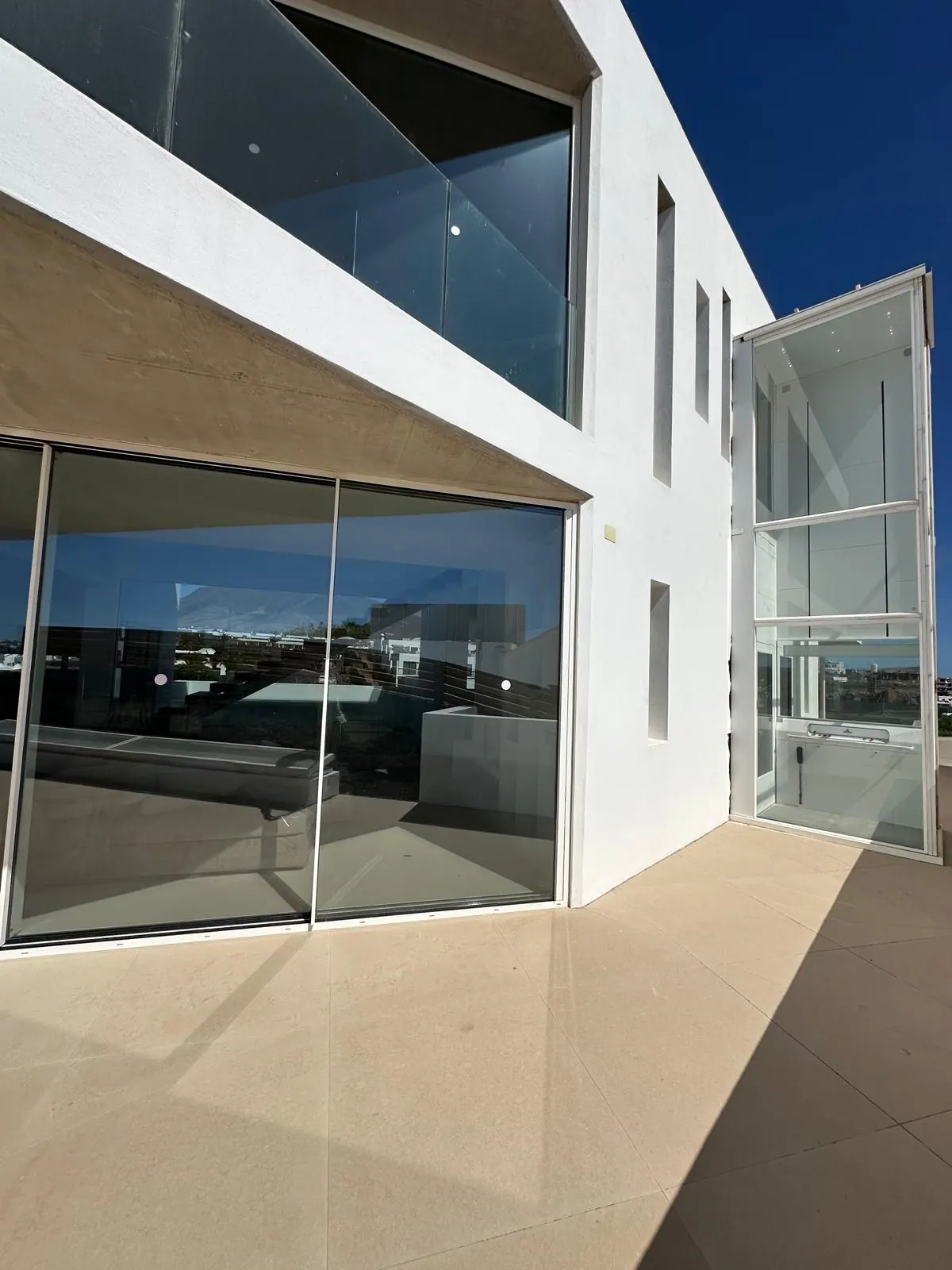 Ascensor Aritco HomeLift Access de cristal en blanco · Villa en Tenerife · vista general