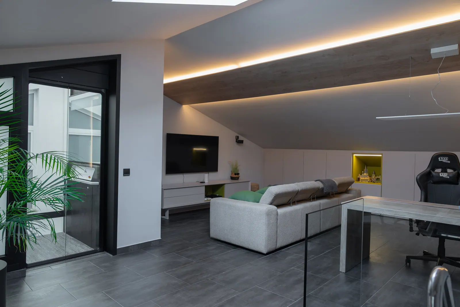 Ascensor Aritco HomeLift Access de cristal en negro · Vivienda unifamiliar en Centelles · vista general