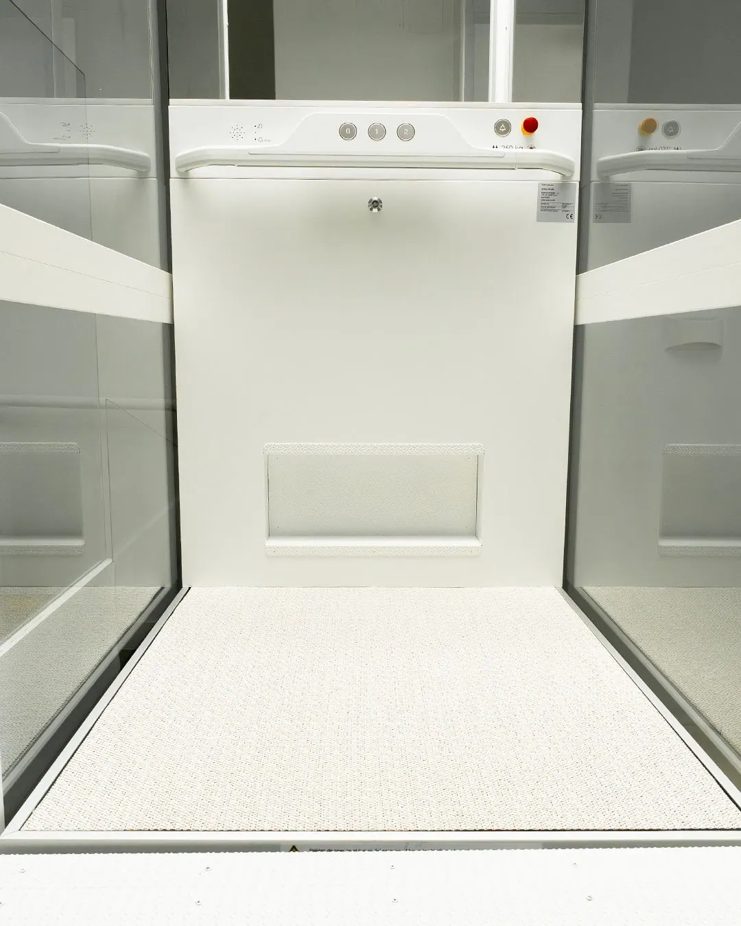 Ascensor Aritco HomeLift Compact de cristal en blanco · Vivienda unifamiliar con escalera de madera en Boadilla del Monte · interior