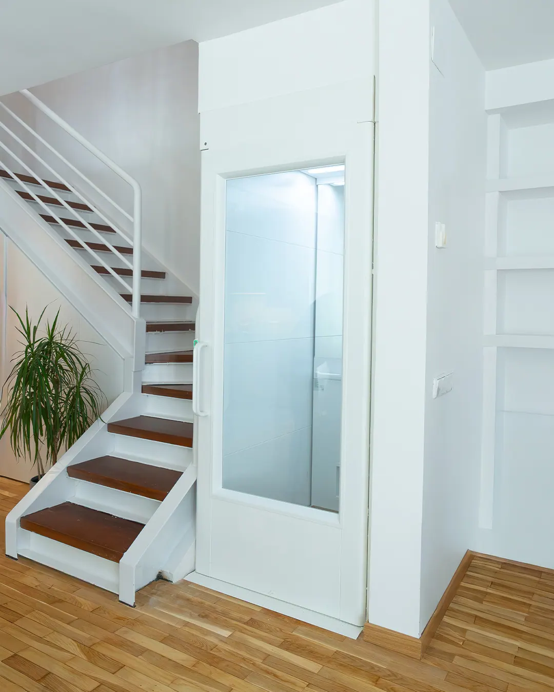 Ascensor Aritco HomeLift Compact de paneles opacos en blanco · Vivienda unifamiliar con parquet natural en Madrid · vista general