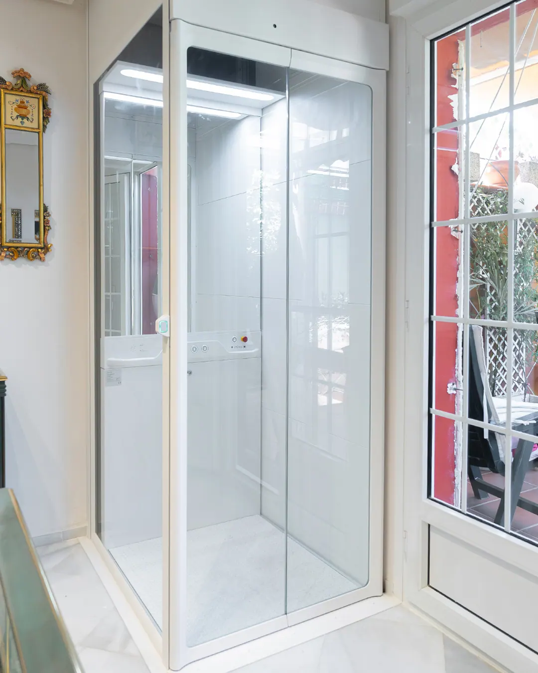 Ascensor Aritco HomeLift Compact de cristal y paneles en blanco · Vivienda unifamiliar con patio en Córdoba · vista general