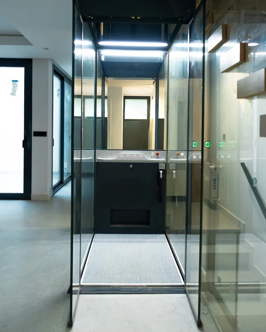 Ascensor Aritco HomeLift Compact de cristal en antracita · Vivienda unifamiliar con escalera volada en Córdoba · interior
