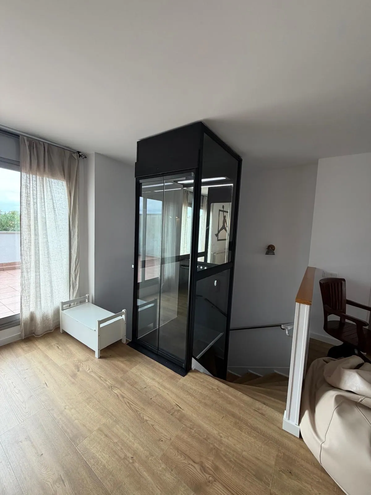 Ascensor Aritco HomeLift Compact de cristal en negro · Vivienda unifamiliar en Sabadell con ascensor junto a la chimenea · vista general