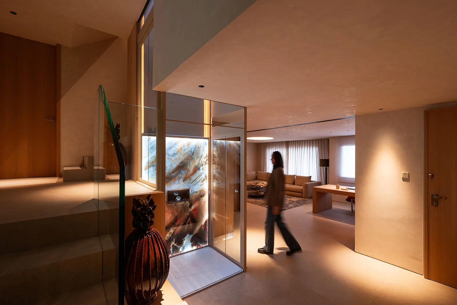 Ascensor Aritco HomeLift de cristal y paneles en champagne · Vivienda unifamiliar con DesignWall personalizado en Madrid · vista general